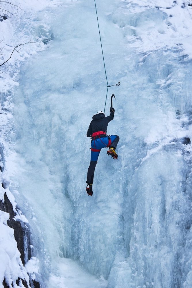 escalada-nieve-telluride-667x1000 - 7 razones para pasar esta Navidad en Telluride, Colorado