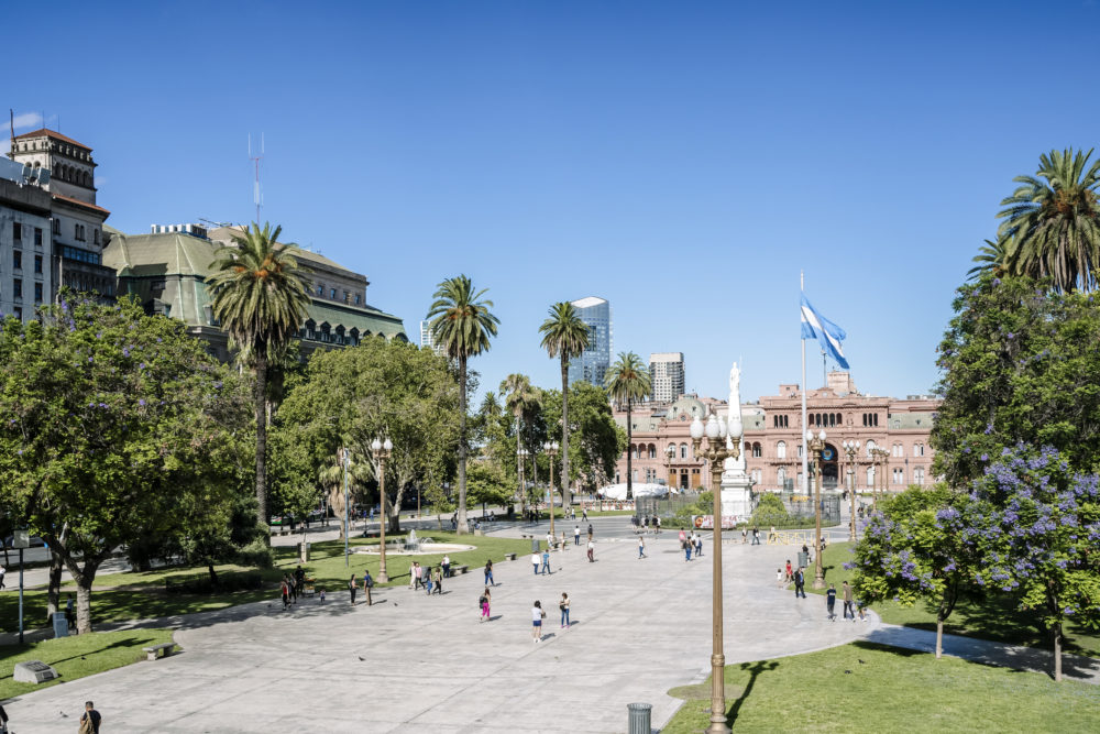 feriados-2025-en-argentina-plaza-de-mayo-1000x667 - Feriados 2025 en Argentina: Fechas clave y días festivos