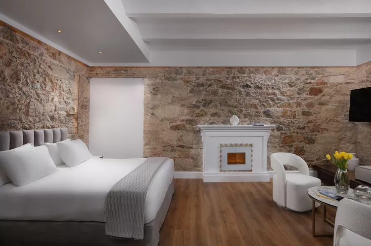 habitacion-la-divina-atenas-grecia - Este hotel griego es el destino ideal para los fans de la nueva película de Angelina Jolie en Netflix, Maria