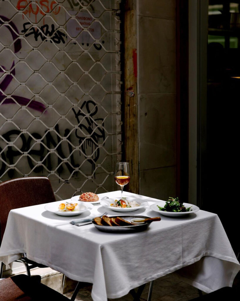 mesa-en-Wine-is-Fine - Atenas, una ciudad para saborear, brindar y disfrutar durante todo el año