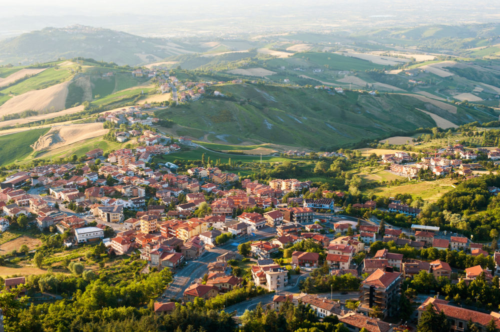 panoramica-de-San-Marino-1000x665 - 5 países poco concurridos para visitar en 2025