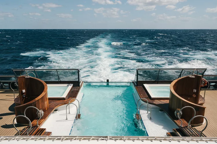 seabourn-pursuit-piscina-infinita - Australia salvaje: así es el barco de expedición que llega a sus costas más remotas
