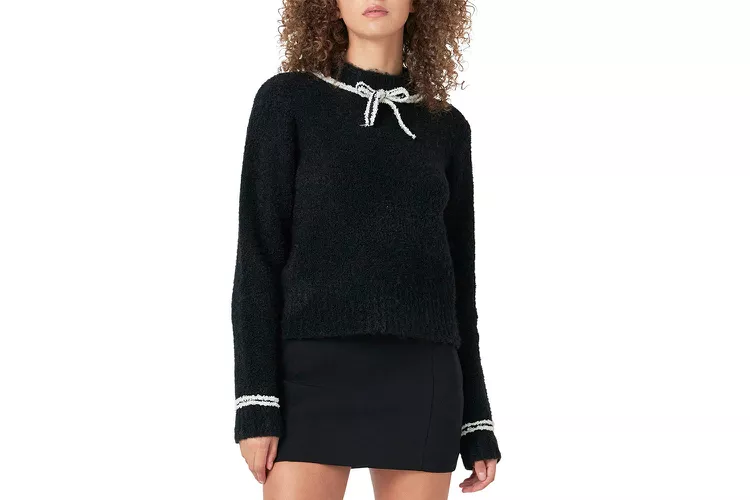 sueter-con-acento-de-rosa-endless-rose - Moda festiva: cómo solucionar un error de estilo de Emily en París