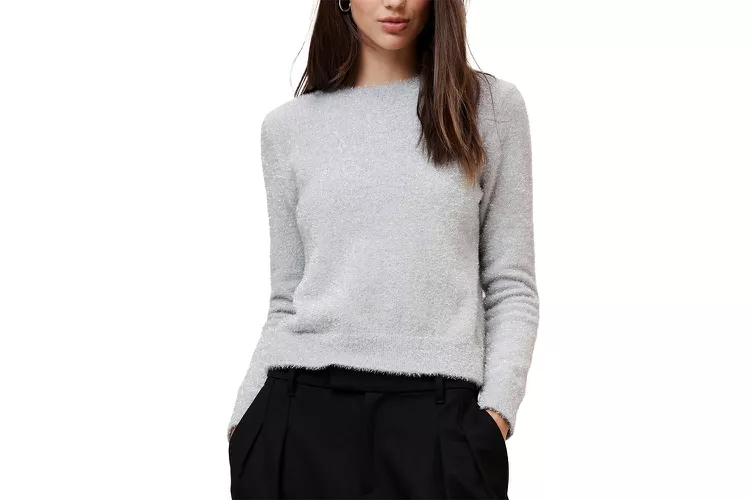 sueter-con-hilos-de-oropel-banana-republic - Moda festiva: cómo solucionar un error de estilo de Emily en París