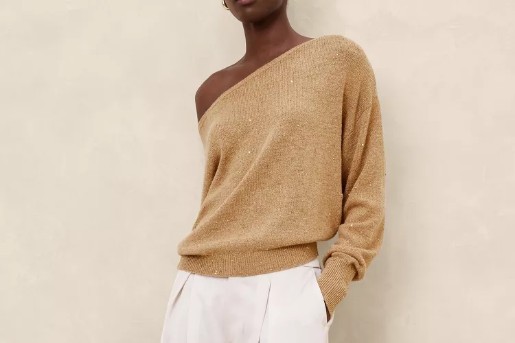 sueter-lentejuelas-banana-republic - Moda festiva: cómo solucionar un error de estilo de Emily en París