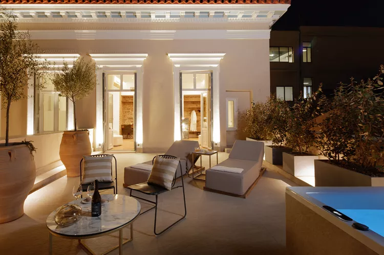 terraza-la-divina-atenas-grecia - Este hotel griego es el destino ideal para los fans de la nueva película de Angelina Jolie en Netflix, Maria