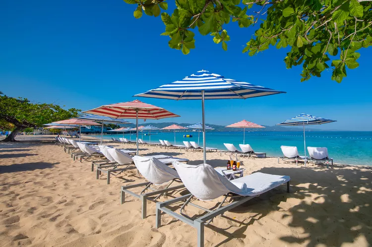 tumbonas-de-playa-s-hotel-montego-bay - S Hotel Montego Bay, un hospedaje en la playa más hermosa de Jamaica