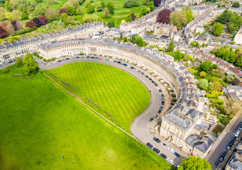 turismo-literario-the-royal-crescent-hotel-1000x703 - Turismo literario: 5 ciudades para los amantes de los libros
