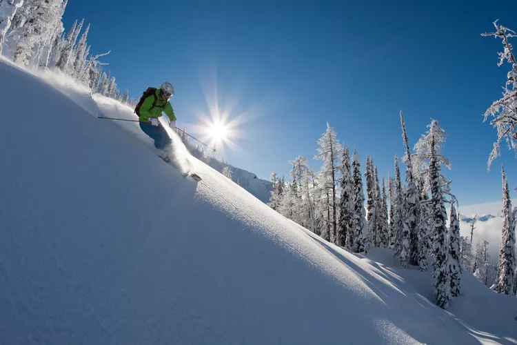 whitewater-ski-resort - Este roadtrip por Canadá te lleva por 8 paradas de esquí con algunas de las nieves más profundas de América del Norte