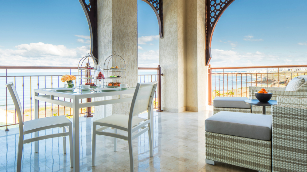 3-1000x563 - Escápate al lujo de Four Seasons Hotel Tunis: Un refugio único frente al Mediterráneo