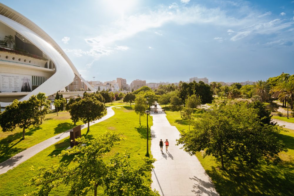 CICLISTAS_URBANOS_VALENCIA-2-1000x667 - Valencia: un destino mediterráneo de sostenibilidad, gastronomía y cultura