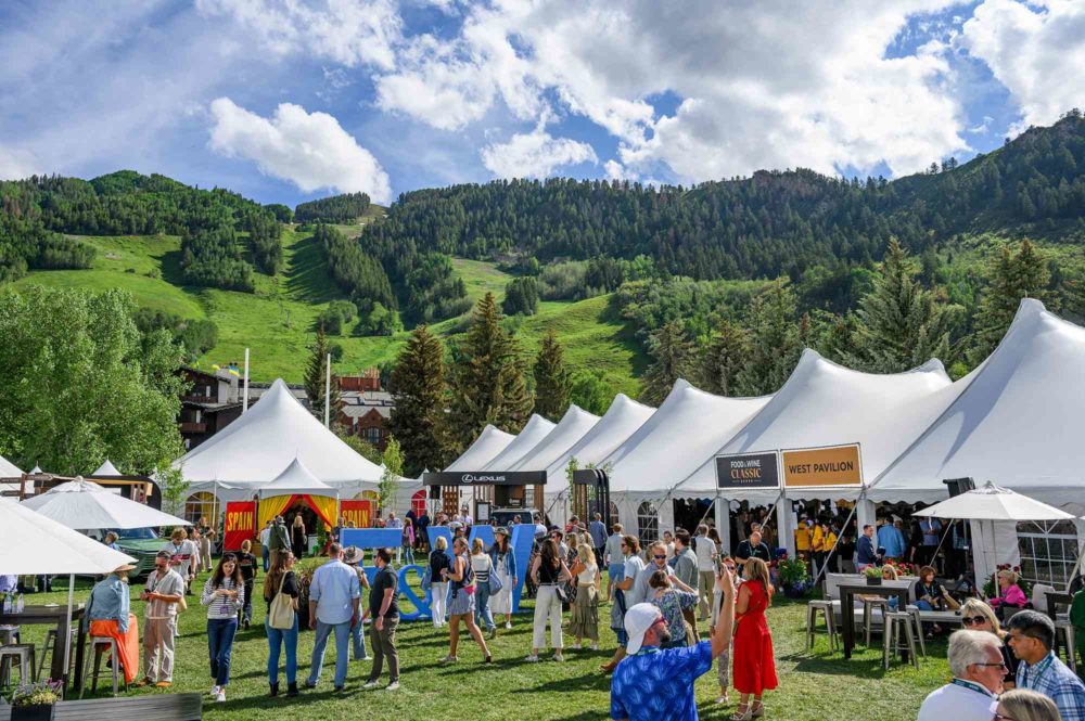 Food & Wine Classic en Aspen regresa en 2025 con un evento repleto de estrellas que contará con la presencia de Andrew Zimmern, Ayesha Curry y Kristen Kish