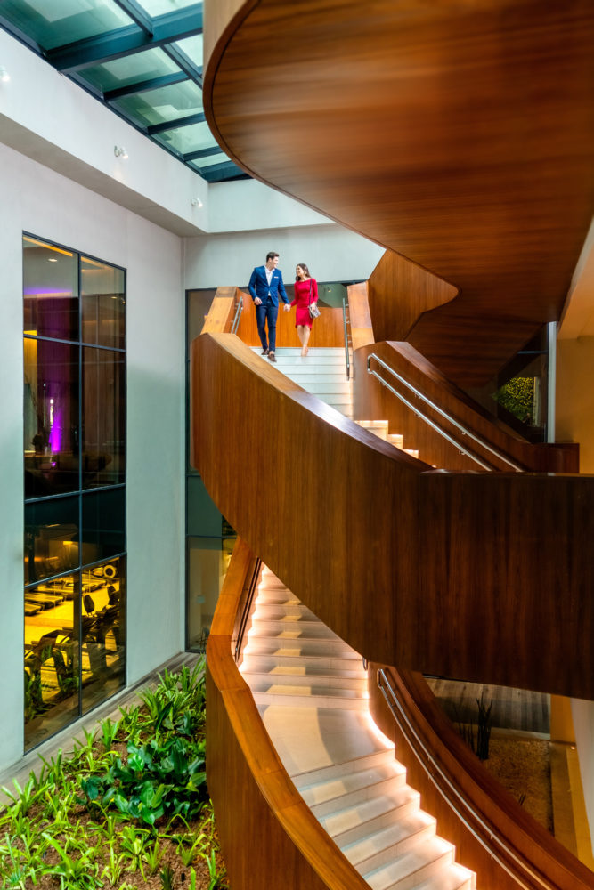 Grand-Hyatt-Rio-De-Janeiro-Couple-At-Stairs-667x1000 - Grand Hyatt Rio de Janeiro: un refugio de elegancia entre el mar y la laguna