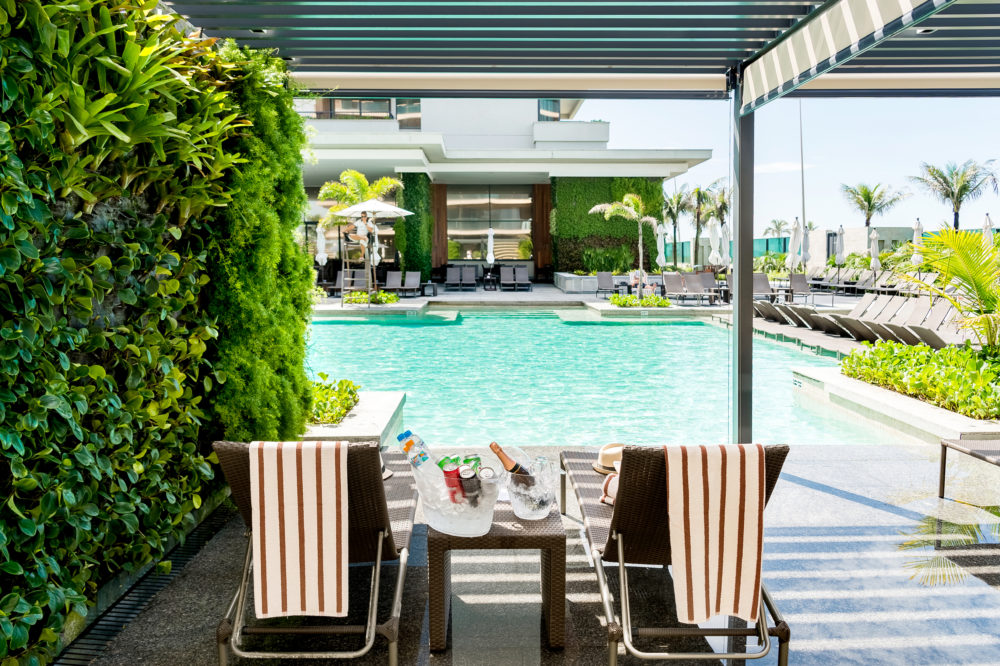 Grand-Hyatt-Rio-de-Janeiro-Pool-Chair-With-Amenities-1000x666 - Grand Hyatt Rio de Janeiro: un refugio de elegancia entre el mar y la laguna