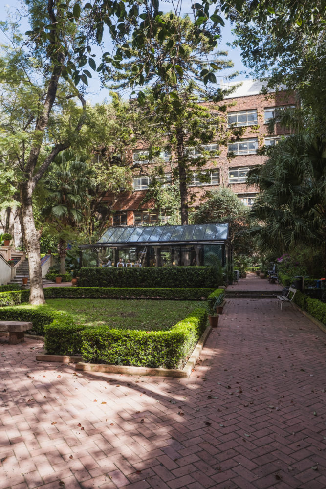 Los-JArdines-de-las-BArquin-667x1000 - 5 lugares en Buenos Aires para tener una cita al aire libre