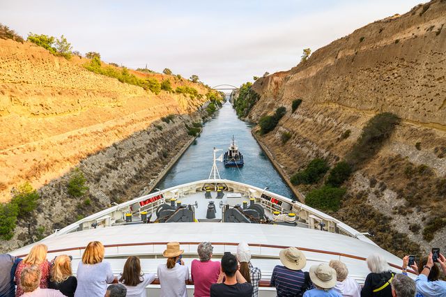 TAL-abercrombie-kent-corinth-canal-greece-OLDGRKCNAL0125-53eebf4ae1174977a5ab73d2e2846001 - El sitio más subestimado de Grecia es un monumento de 2 mil 500 años que la mayoría de los turistas no ven, pero esta línea de cruceros te lleva allí