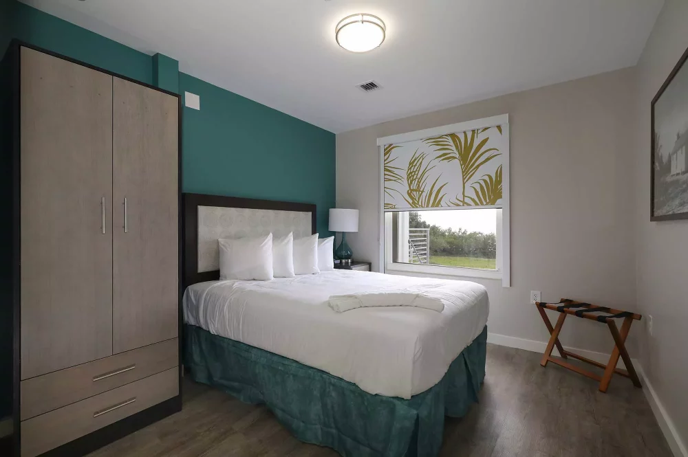 TAL-guestroom-flamingo-everglades-lodge-FLAMINGLDG1224-b66e5995bfd842a1a4d48b04644dc41c-1000x665 - Este glamping es el único hotel en el Parque Nacional más grande de Florida, ¡y está hecho con contenedores de carga!