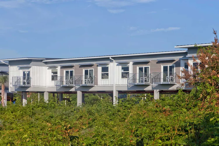 Este glamping es el único hotel en el Parque Nacional más grande de Florida, ¡y está hecho con contenedores de carga!