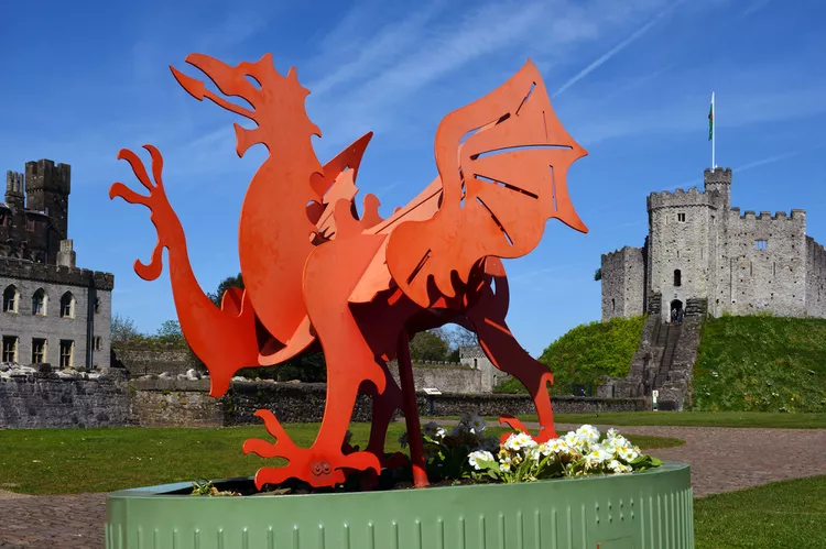 TAL-welsh-red-dragon-cardiff-castle-wales-CARDIFFCASTLE1224-bf4011e1d96f4b2b8f8751a72ae63bad - Este castillo de cuento de hadas está en medio de una ciudad subestimada del Reino Unido y alberga noches de cine, conciertos y mercados festivos