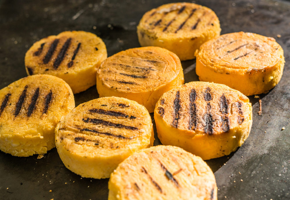 arepa-venezolana-amarilla-1000x690 - La arepa venezolana, un plato relleno de sabor y emociones