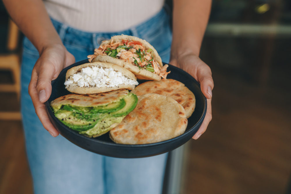 arepa-venezolana-rellena-1000x667 - La arepa venezolana, un plato relleno de sabor y emociones