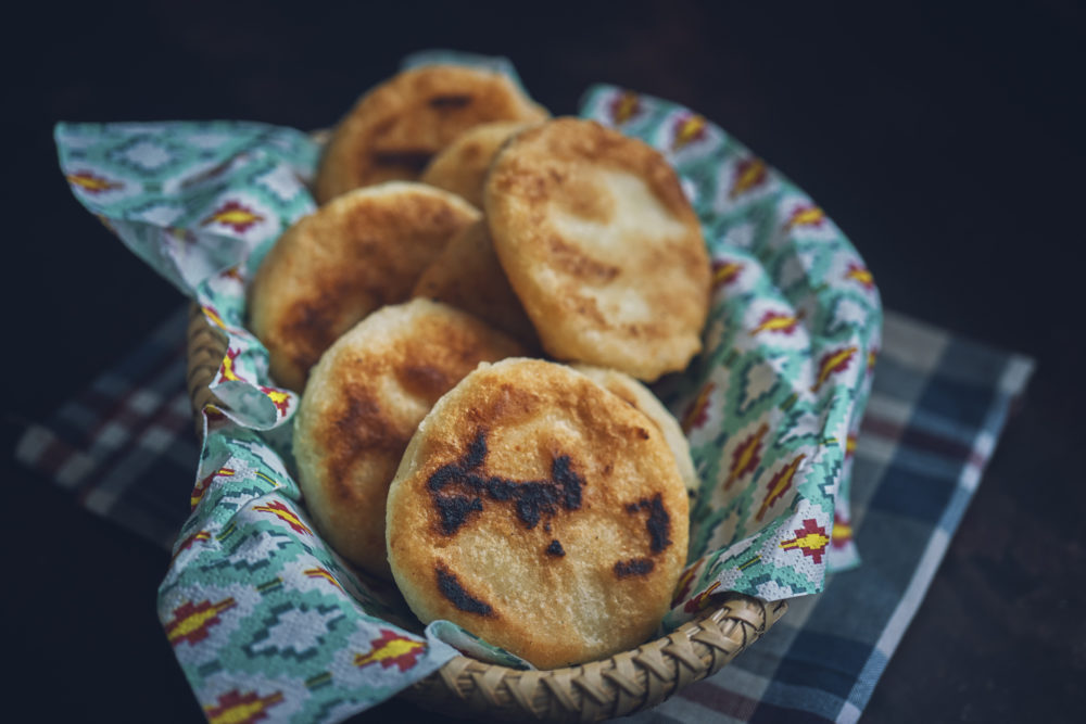 arepas-colombianas-salidas-del-horno-1000x667 - La arepa venezolana, un plato relleno de sabor y emociones