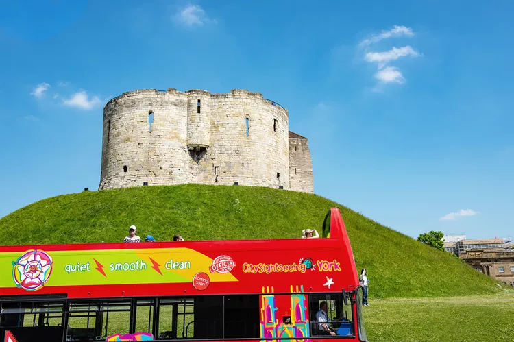 autobus-turistico-york-inglaterra - York, un destino medieval para una escapada histórica en Inglaterra