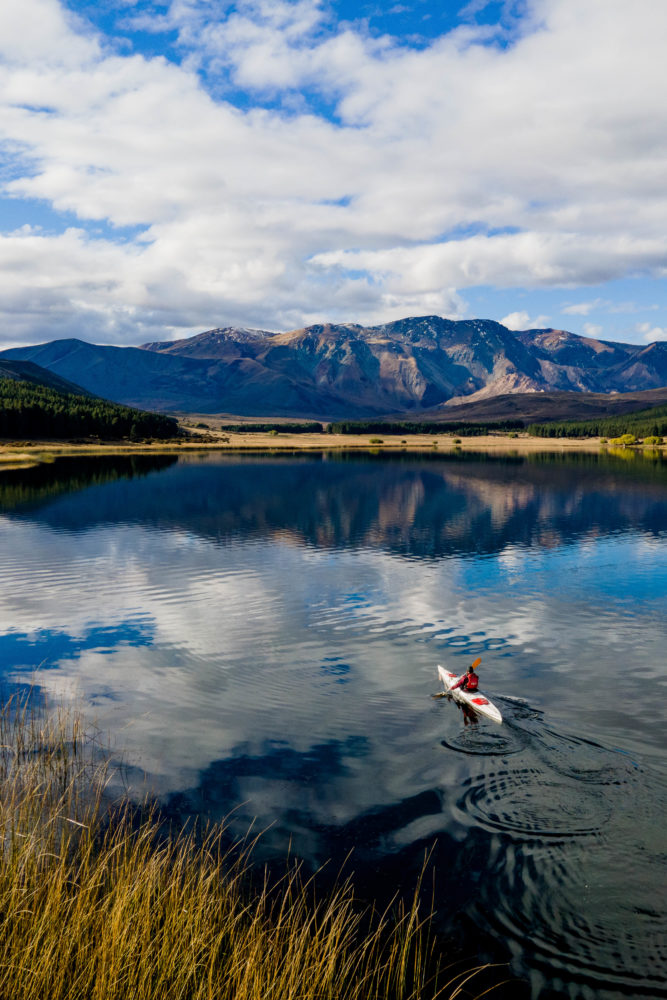 kayak-laguna-la-zata-667x1000 - Estas 4 actividades en la naturaleza te van revelar nuevas facetas de Esquel en verano