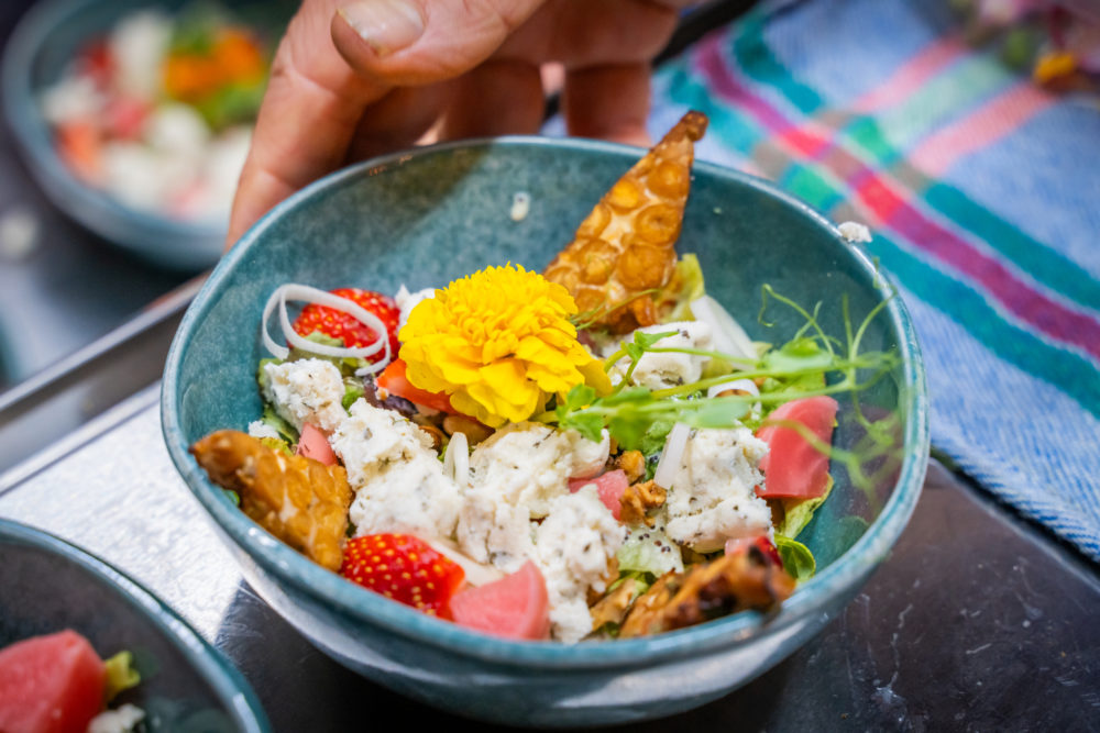 que-es-la-estrella-verde-michelin-ensalada-1000x667 - Estrella Verde Michelin: Qué significa y 3 restaurantes asequibles que la han obtenido