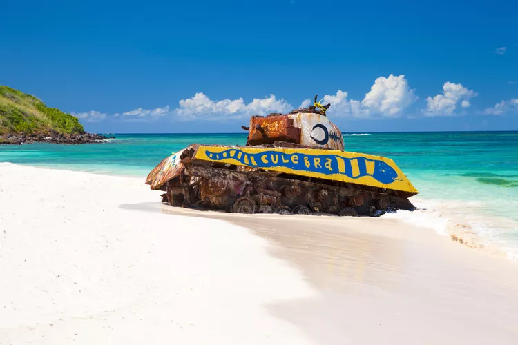 tanque-en-playa-flamenco-puerto-rico - Culebra, la isla con una de las mejores playas de Puerto Rico y el mundo