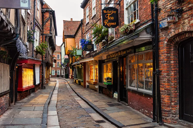 the-shambles-york-inglaterra - York, un destino medieval para una escapada histórica en Inglaterra