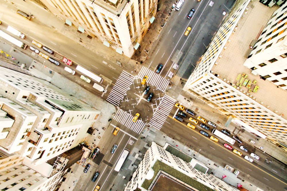 trafico-NY-avenida-1000x667 - Lo que sabemos del cobro de "peaje por congestión" en NY y cómo afectará a taxis y servicios de transporte