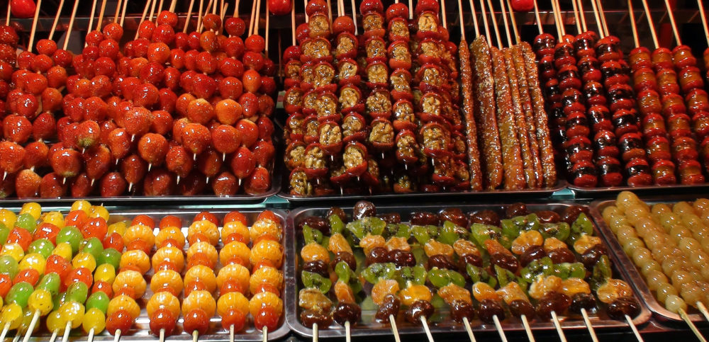 variedad-de-tanghulu-de-frutas-1000x483 - Tanghulu: ¿de dónde es uno de los postres más buscados en Google en 2024?