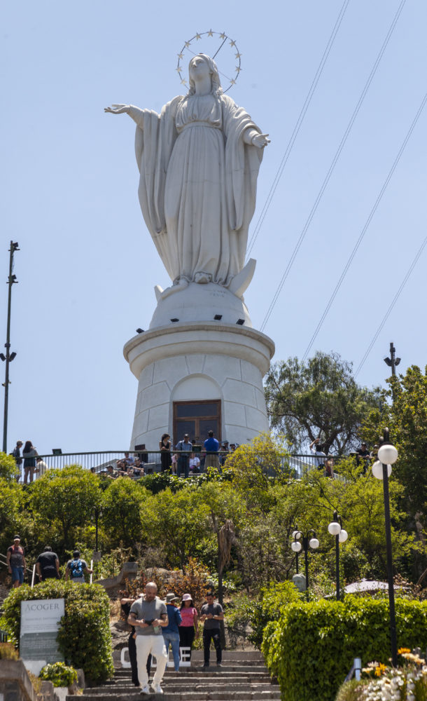 Cerro-San-Cristobal-610x1000 - Qué hacer en Santiago de Chile