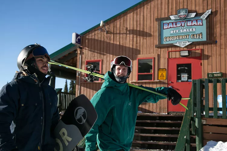 TAL-apres-bar-star-british-columbia-SIPSKIBC0225-83e65f8240bb413c8e7210b08f81d087 - Esta región se conoce como “el valle de Napa de Canadá” y es el secreto invernal mejor guardado