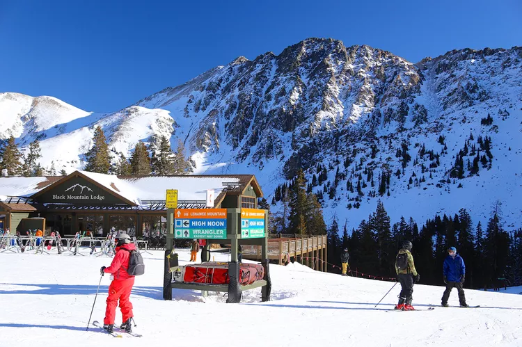 TAL-arapahoe-basin-colorado-SPRINGSKISPOTS0225-27543766619142e9bc35c7df9a256e24 - Los 10 mejores lugares para esquiar en primavera en Norteamérica