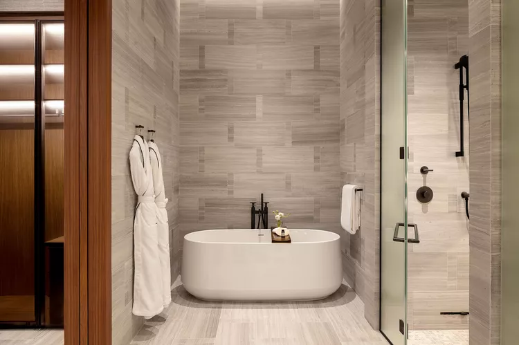 TAL-bathroom-manhattan-suite-park-hyatt-new-york-PHNYMANHTNSUITE0225-c4aa289e3b1c4686be56f6e39be30fac - Este hotel de Nueva York acaba de estrenar una suite de 50 mil dólares por noche: aquí tienes un adelanto del interior