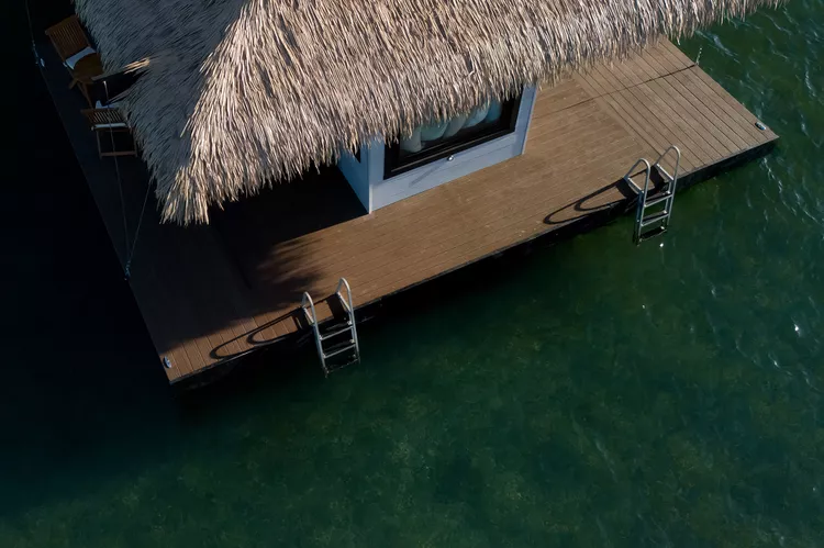 TAL-deck-ombi-bungalows-florida-keys-FLOATFLBUNGLOW0225-0c81219caf084fd5953375b1a3e26657 - Así es dormir en bungalows flotantes en los Cayos de la Florida