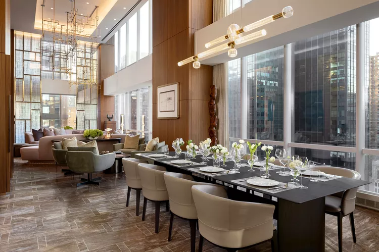 TAL-dining-room-manhattan-suite-park-hyatt-new-york-PHNYMANHTNSUITE0225-f7948e5d45884e799b2f62b2fb8c5e58 - Este hotel de Nueva York acaba de estrenar una suite de 50 mil dólares por noche: aquí tienes un adelanto del interior