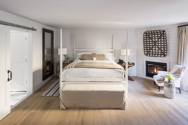 TAL-guestroom-farmhouse-inn-sonoma-FARMHOUSEINN0225-56a0b2211bf047a5b5542b9d4376b868 - Este magnífico hotel boutique en el condado de Sonoma, California, ofrece catas de vino junto a la chimenea todos los días y galletas recién horneadas todas las noches