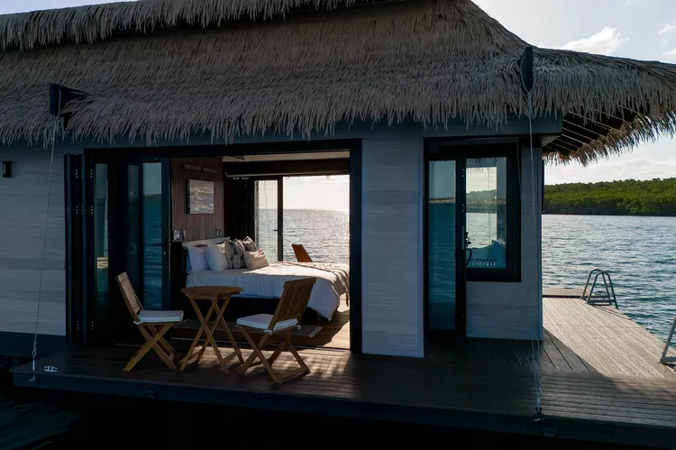 TAL-interior-ombi-bungalows-florida-keys-FLOATFLBUNGLOW0225-d9684ff75fa44157a3d0c215a611be12 - Así es dormir en bungalows flotantes en los Cayos de la Florida