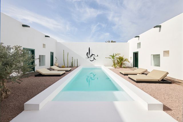 TAL-pool-casa-montelongo-canary-islands-CASAMONTELONGO0225-594fb339c5644484a79d60036a08f399 - Esta isla española tiene un nuevo micro hotel solo para adultos con dos suites y una impresionante piscina