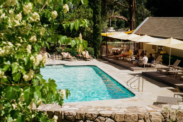 TAL-pool-farmhouse-inn-sonoma-FARMHOUSEINN0225-3ff9a7a3ea334abe9cd178f7dc884d46 - Este magnífico hotel boutique en el condado de Sonoma, California, ofrece catas de vino junto a la chimenea todos los días y galletas recién horneadas todas las noches