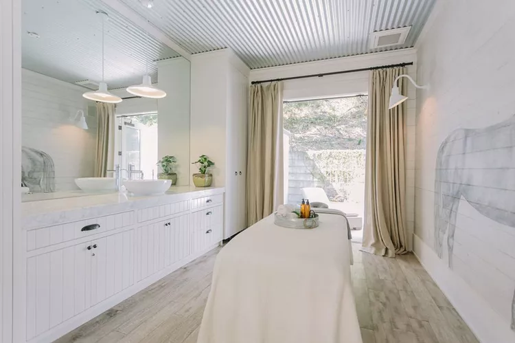 TAL-spa-farmhouse-inn-sonoma-FARMHOUSEINN0225-6c04bfb425304e62b14fc33a2d35b405 - Este magnífico hotel boutique en el condado de Sonoma, California, ofrece catas de vino junto a la chimenea todos los días y galletas recién horneadas todas las noches