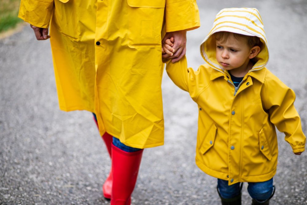 familia-con-impermeables-1000x667 - Así podrías recuperar tu dinero si la lluvia arruina tus vacaciones