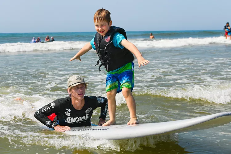 ¿Has escuchado de la «terapia de surf»? Lo que debes saber de esta tendencia