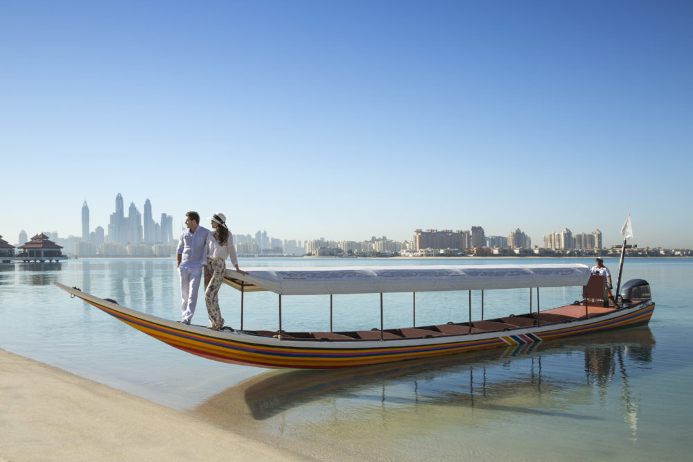 Anantara-The-Palm-Dubai-Resort-Longtail-Boat-Lifestyle-01-1000x667 - Oasis tailandés en Dubái