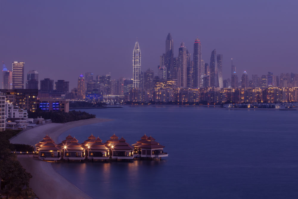 Anantara_The_Palm_Dubai_Resort_Exterior_View_Over_Water_Villas_and_Skyline-1000x667 - Oasis tailandés en Dubái