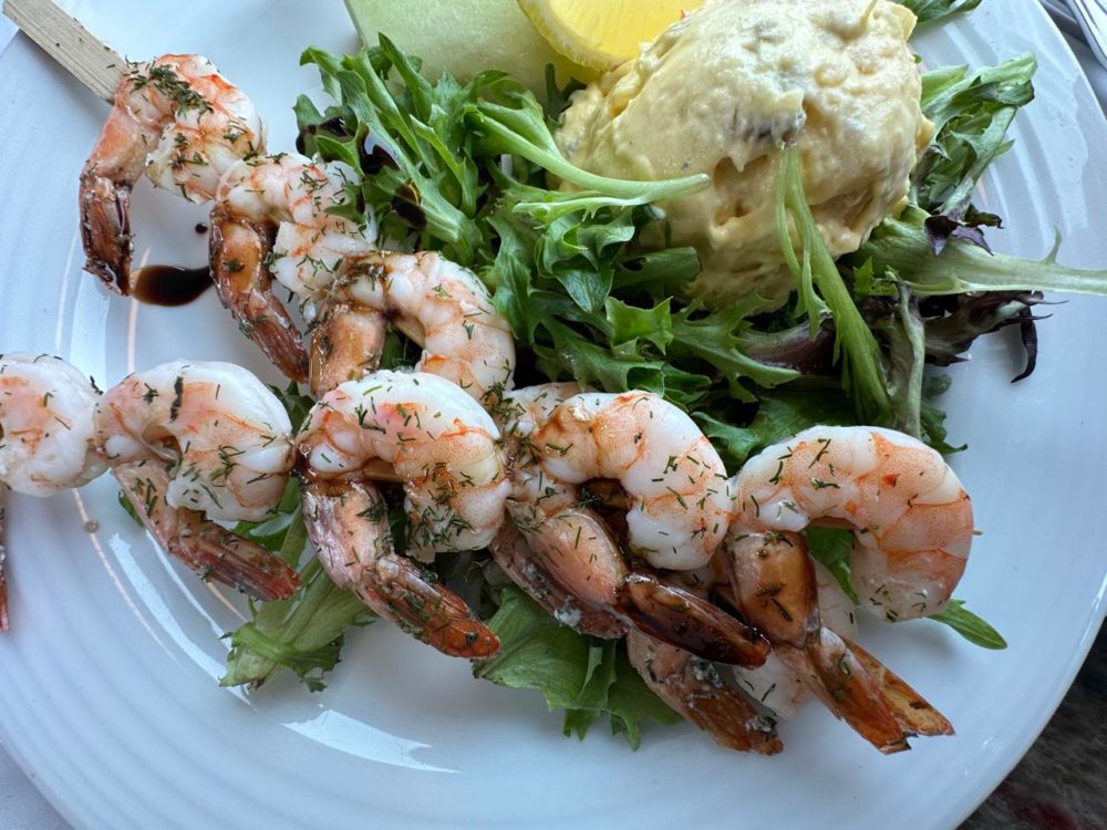 Brocheta-de-camarones-Via-Rail-Canadian-e1741726303426-1000x750 - Hice un viaje en tren en Canadá y esta fue mi experiencia