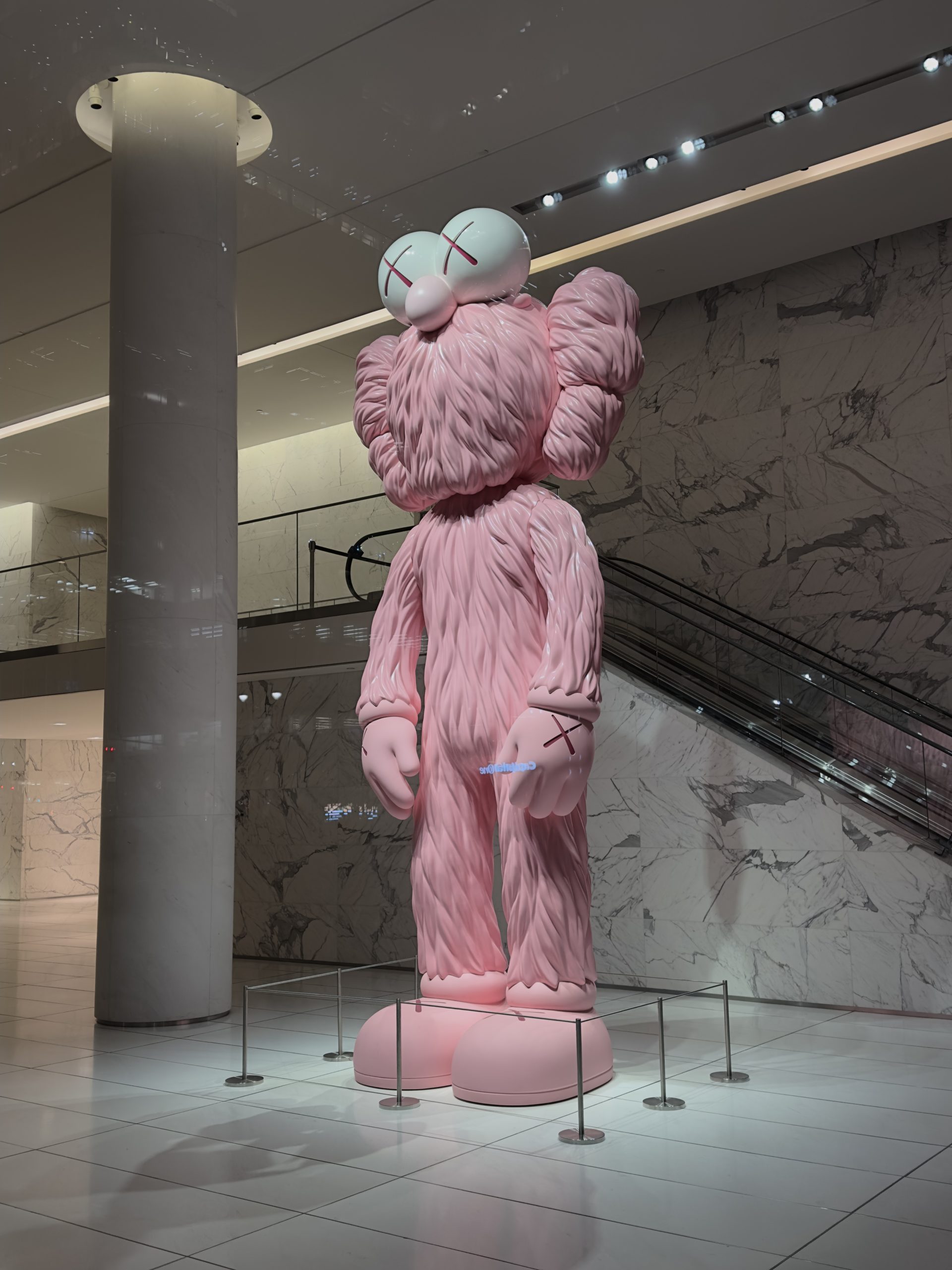 Escultura-vitrina-Nueva-York--scaled - Visité Nueva York por primera vez y esta fue mi experiencia conociendo la gran ciudad